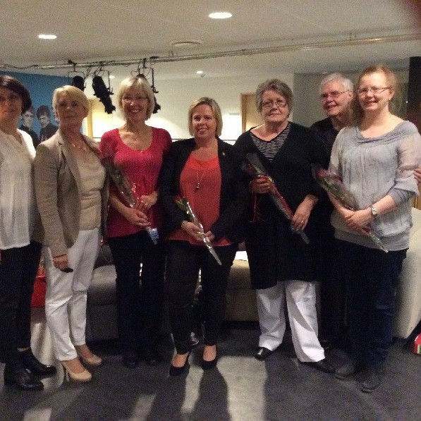 Ný stjórn ásamt fráfarandi stjórn og gjaldkera.