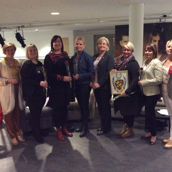 Ný stjórn stillir sér upp til myndatöku með fráfarandi formanni, Ingu Maríu og landssambandsforseta, Guðbjörgu Sveinsdóttur.