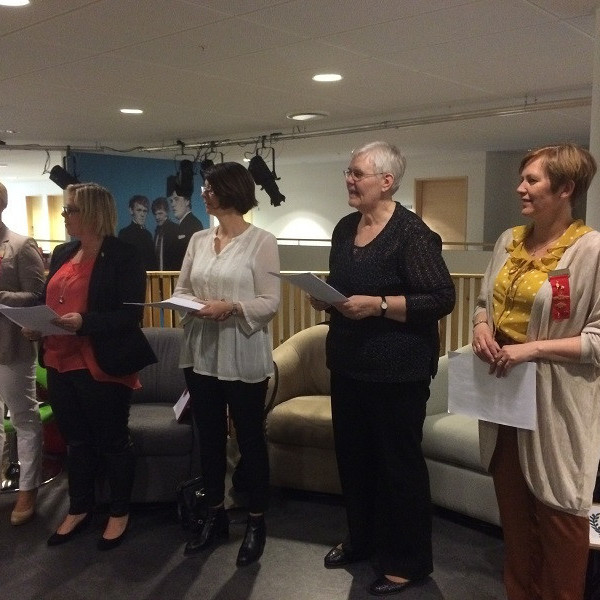 Fráfarandi stjórn og landsforseti við inntökuathöfnina.