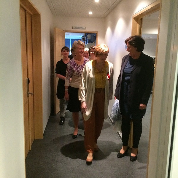 Þetasystur skoða nýja Tónlistarskólann.