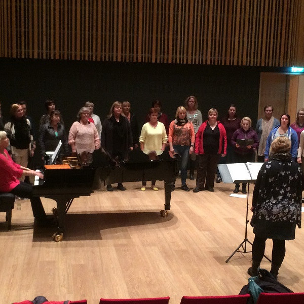 Kvennakór Suðurnesja var á æfingu þegar Þetasystur skoðuðu Tónlistarskólann og sungu fyrir okkur tvö lög.