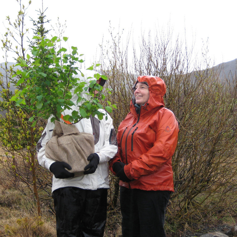 Anna Kristín fær eplatréð með þakklæti fyrir móttökurnar