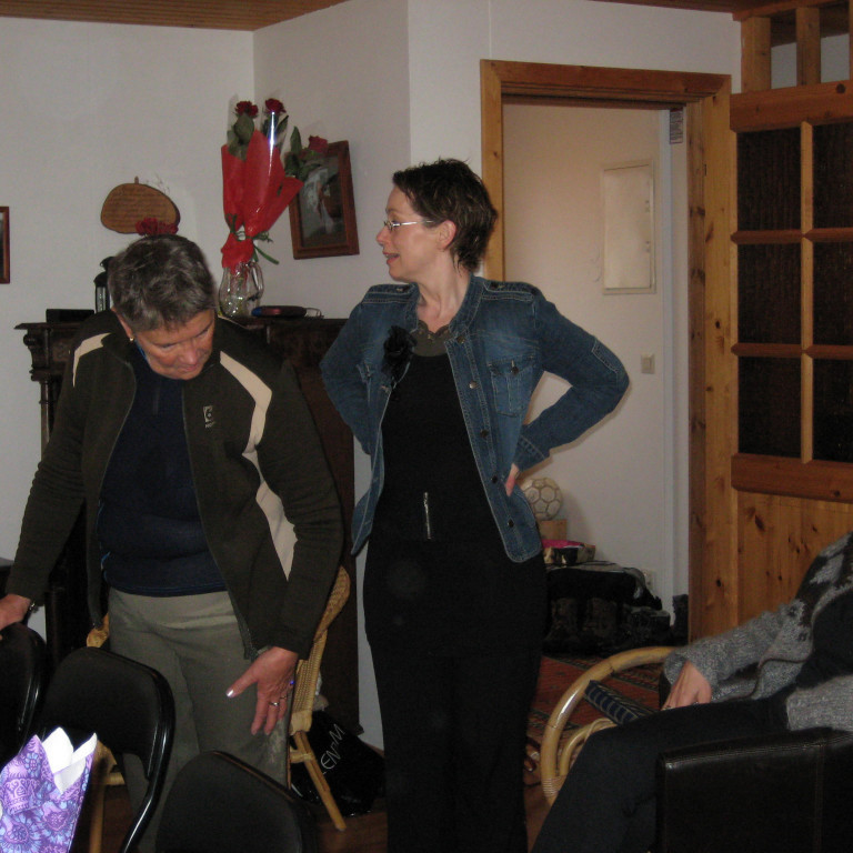 Við erum komnar inn og hristum af okkur bleytuna