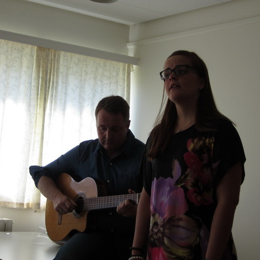 Silja Garðarsdóttir syngur við undirleik föður síns Garðars Más Birgissonar.