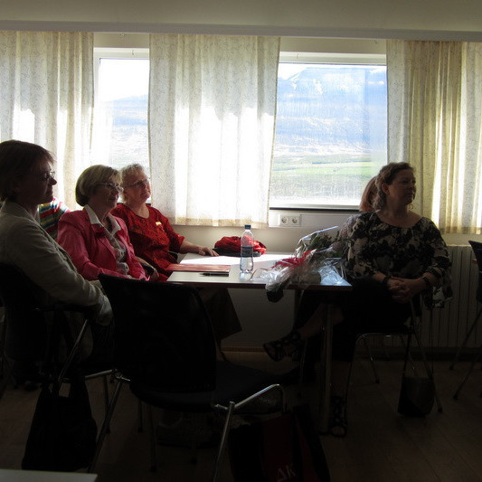 Fylgst með athöfninni.