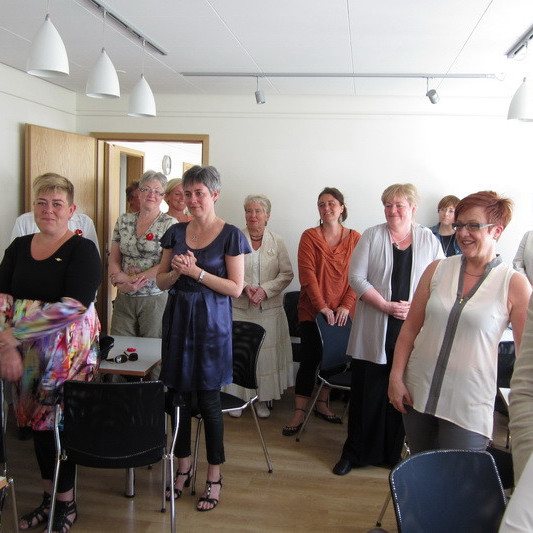 Viðstaddir hlýða á athöfnina