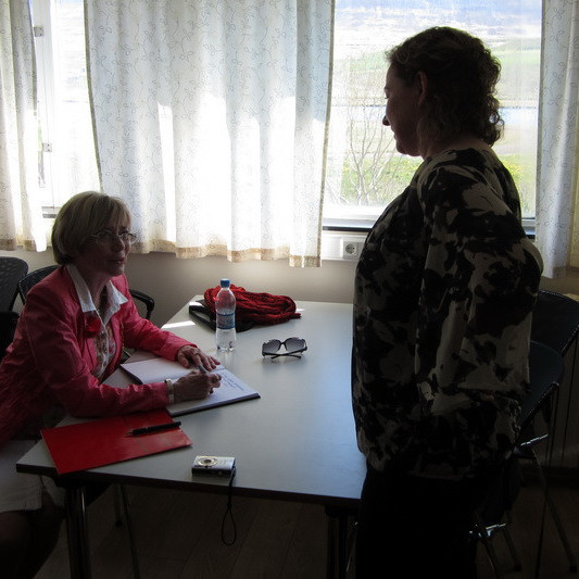 Jenný formaður Mýdeildar spjallar við landssambandsforseta.