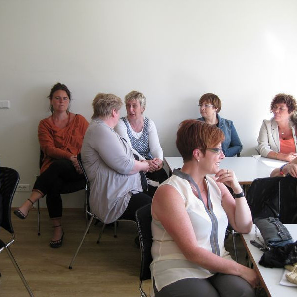 Beta- og Mýsystur rabba saman áður en afmælisfundur hefst.