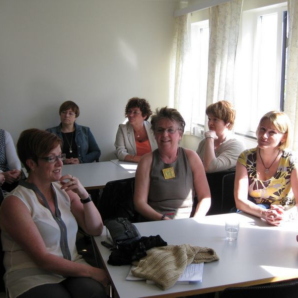 Beta- og Mýsystur rabba saman áður en afmælisfundur hefst.