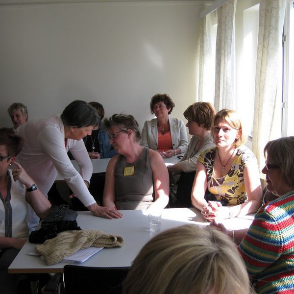 Beta- og Mýsystur rabba saman áður en afmælisfundur hefst.