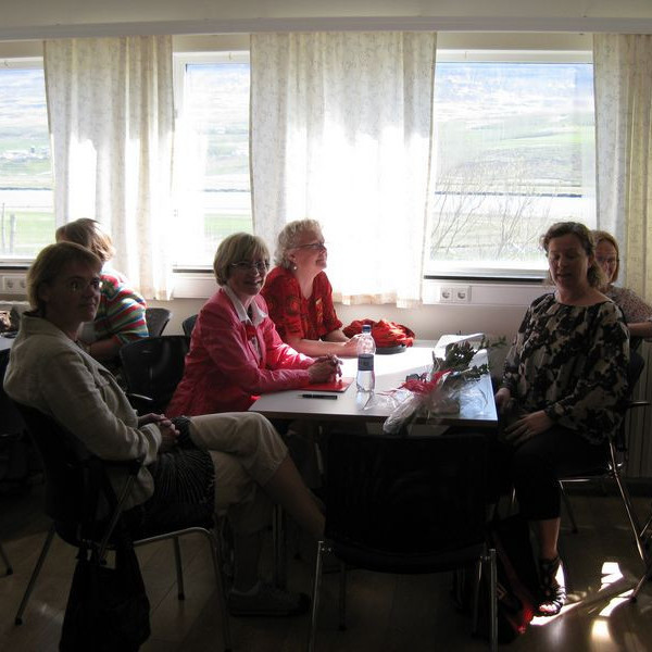 Beta- og Mýsystur rabba saman áður en afmælisfundur hefst.