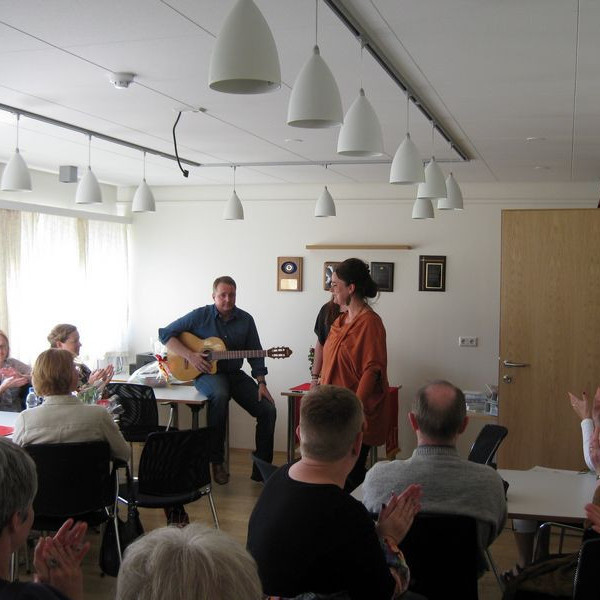 Gestir hlýða frá sér numdir á sönginn.