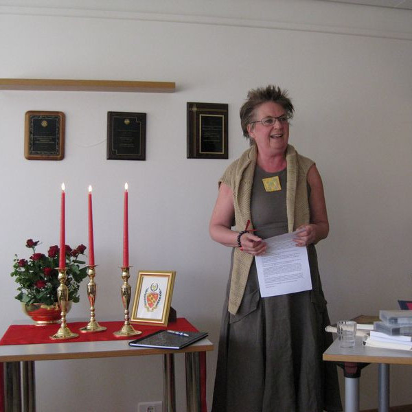 Ingibjörg Auðunsdóttir flytur ávarp til Rósu Eggertsdóttur.