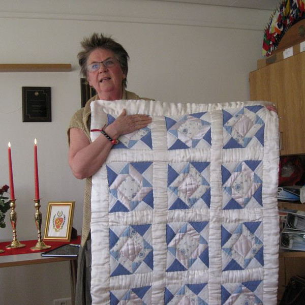 Þetta  fallega teppi hefur Rósa Eggertsdóttir unnið.