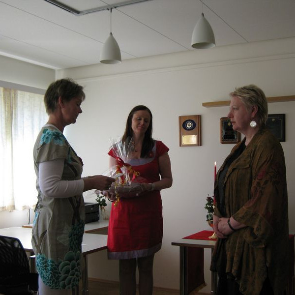 Formaður og varaformaður Betadeildar tala til Rósu og færa henni skjal og listun í tilefni heiðrunar hennar.