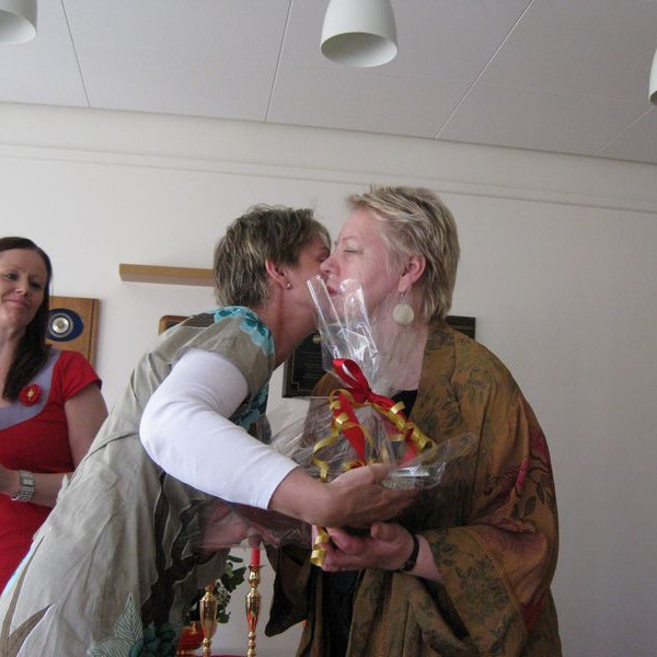 Formaður og varaformaður Betadeildar tala til Rósu og færa henni skjal og listun í tilefni heiðrunar hennar.