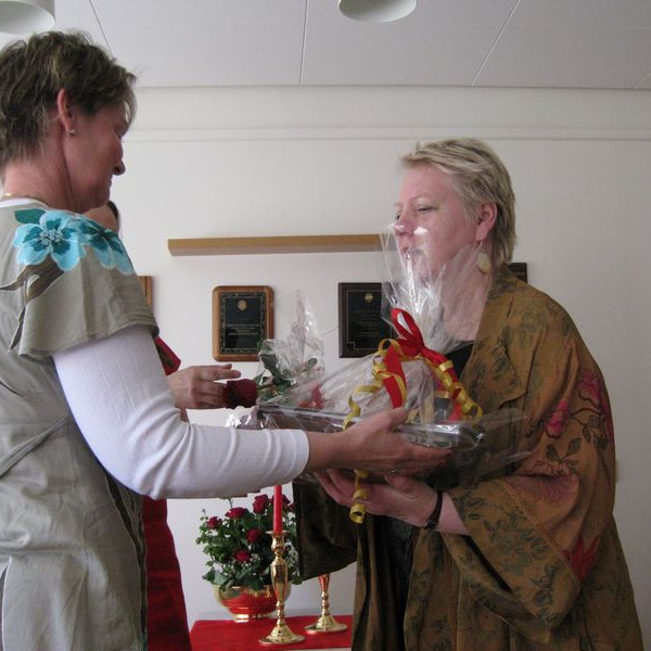 Formaður og varaformaður Betadeildar tala til Rósu og færa henni skjal og listun í tilefni heiðrunar hennar.