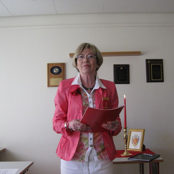 Landssambandsforseti, Sigriður Ragna Sigurðardóttir, ávarpar hópinn.