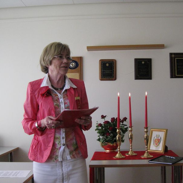 Landssambandsforseti, Sigriður Ragna Sigurðardóttir, ávarpar hópinn.