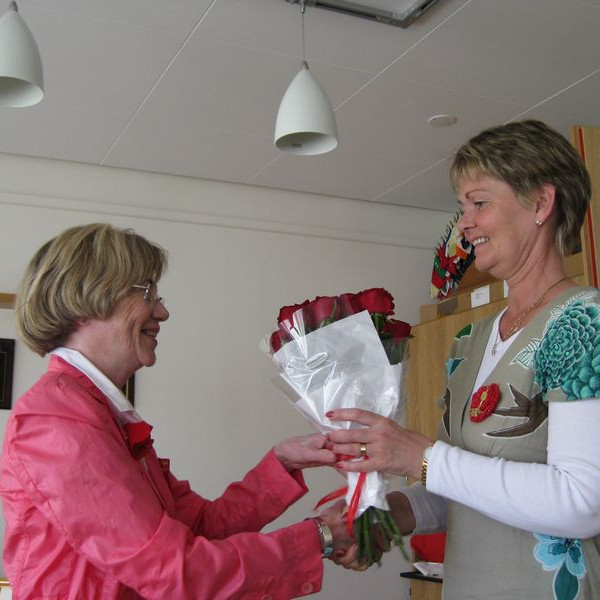 Landssambandsforseti, Sigriður Ragna Sigurðardóttir, færir Betadeild blóm í tilefni afmælisins.