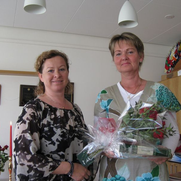 Formaður Mý-deildar  Jenný Gunnbjörnsdóttir færir Betadeild gjöf í tilefni afmælisins.