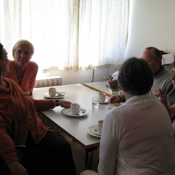 Og svo var sest að veisluborði og málin rædd.