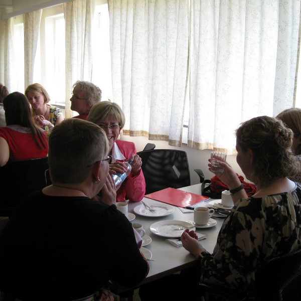 Og svo var sest að veisluborði og málin rædd.