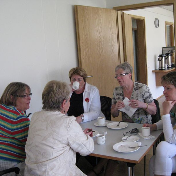 Og svo var sest að veisluborði og málin rædd.