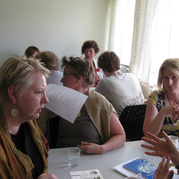 Og svo var sest að veisluborði og málin rædd.