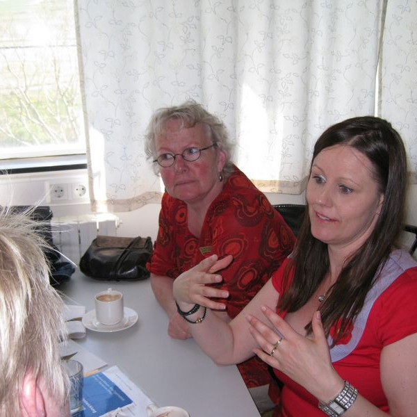 Og svo var sest að veisluborði og málin rædd.