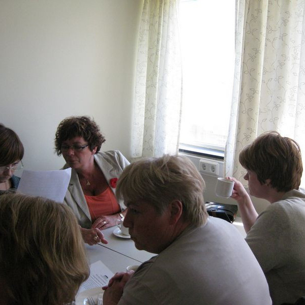 Og svo var sest að veisluborði og málin rædd.