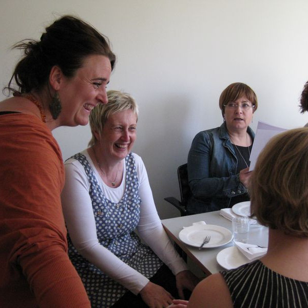 Og svo var sest að veisluborði og málin rædd.