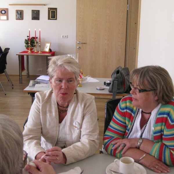 Og svo var sest að veisluborði og málin rædd.