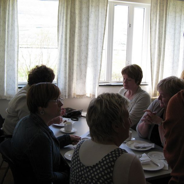 Og svo var sest að veisluborði og málin rædd.