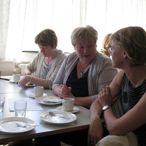 Og svo var sest að veisluborði og málin rædd.