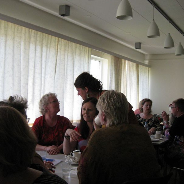 Og svo var sest að veisluborði og málin rædd.