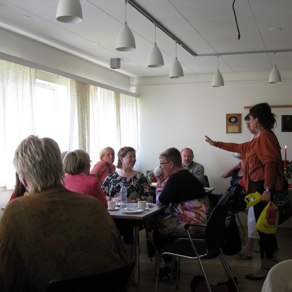 Og svo var sest að veisluborði og málin rædd.