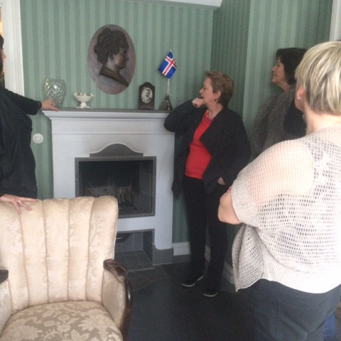 Ragnheiður segir frá, Lára og Inga María hlusta andaktugar