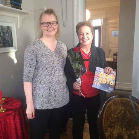 Sigrún Ásta færði Ragnheiði rós eftir fyrirlesturinn eins og venja er hjá DKG samtökunum