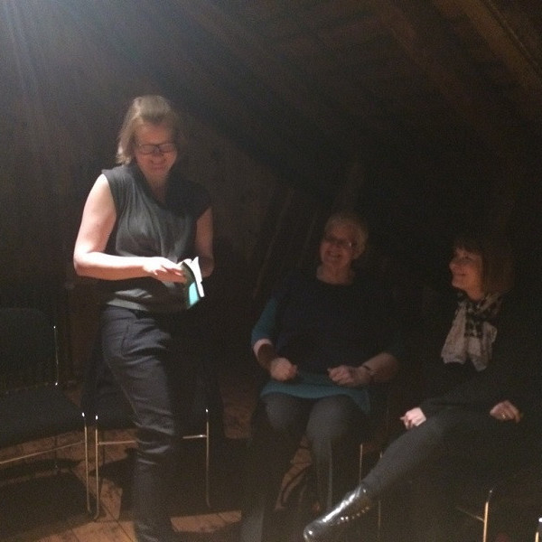 Sigrún Ásta las úr Litlu hugsanabók Guðbergs Bergssonar sér og öðrum til ánægju og gleði.