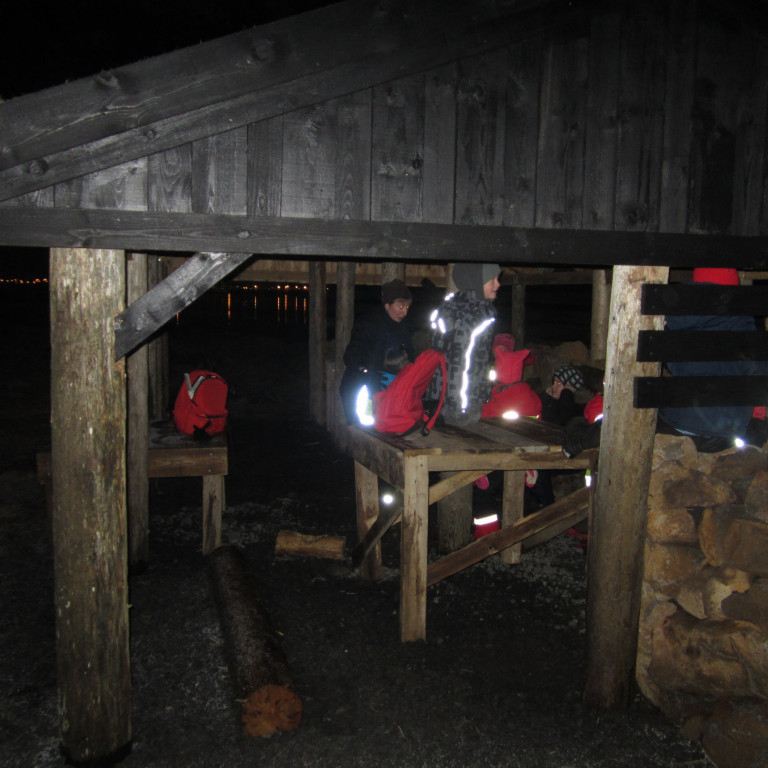 Unnið á útikennslusvæðinu í Narfakotsseylu, byrjað á að hittast í skýlinu og ræða málin