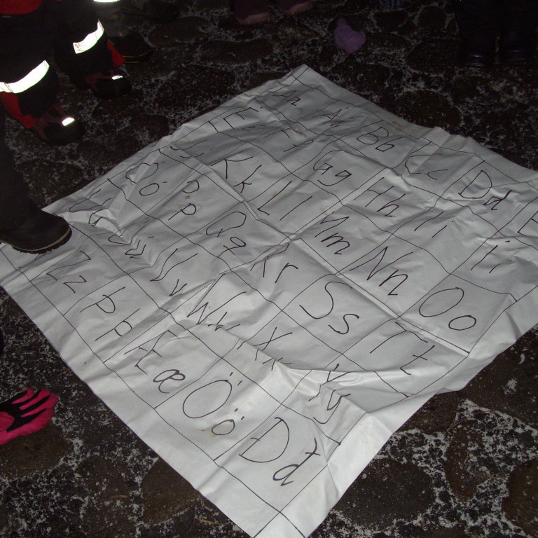 Leikur þar sem unnið er með athygli, bókstafi og náttúrulegan efnivið