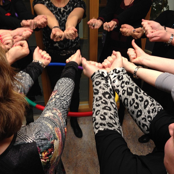 Dularfullt! Hver heldur í hringinn?