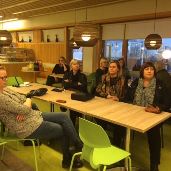 Þeta-systur, með Sigrúnu Ástu í forgrunni, hlusta á fyrirlestur Anh-Dao á febrúarfundi 2016