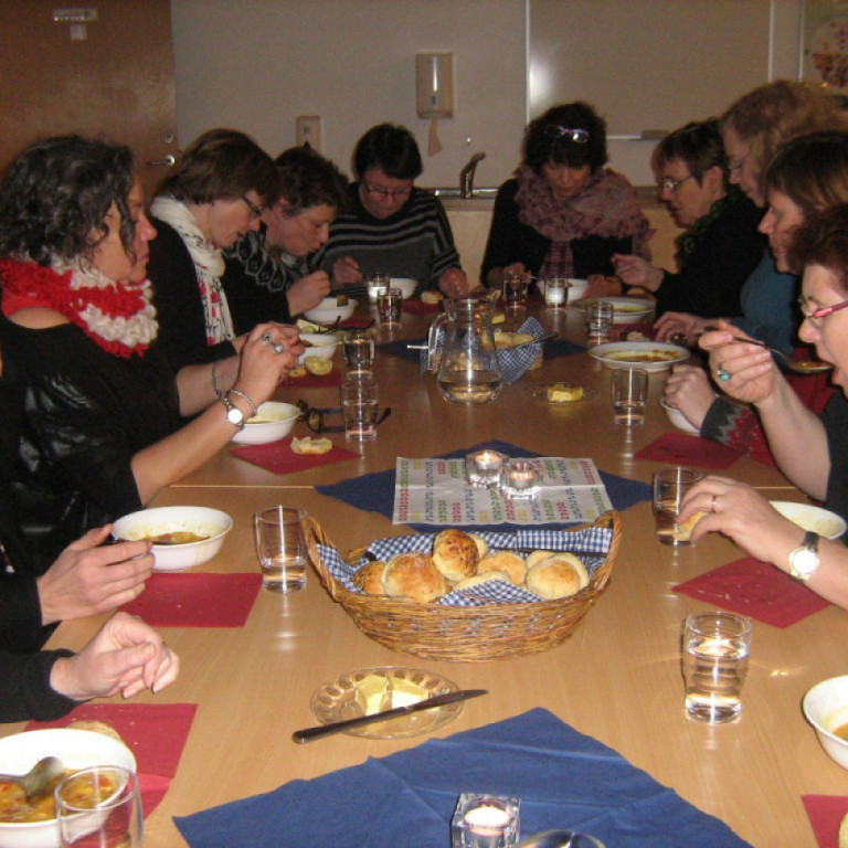 Frá fundi 22. nóvember sem haldinn var í Grunnskólanum á Ísafirði. Hópurinn gæðir sér á frábærri indónesískri súpu.