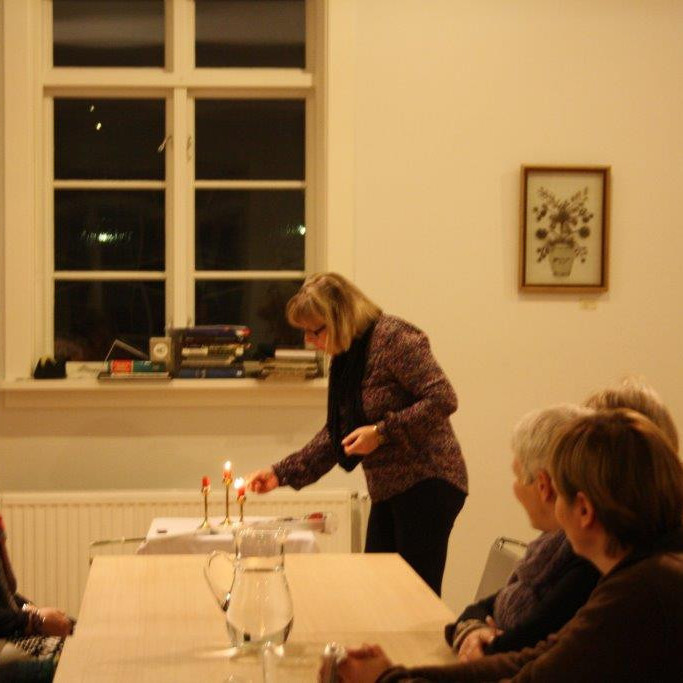 Frá félagsfundi 27. október. Bryndís kveikir á kertunum og setur fund í fjarveru formannsins