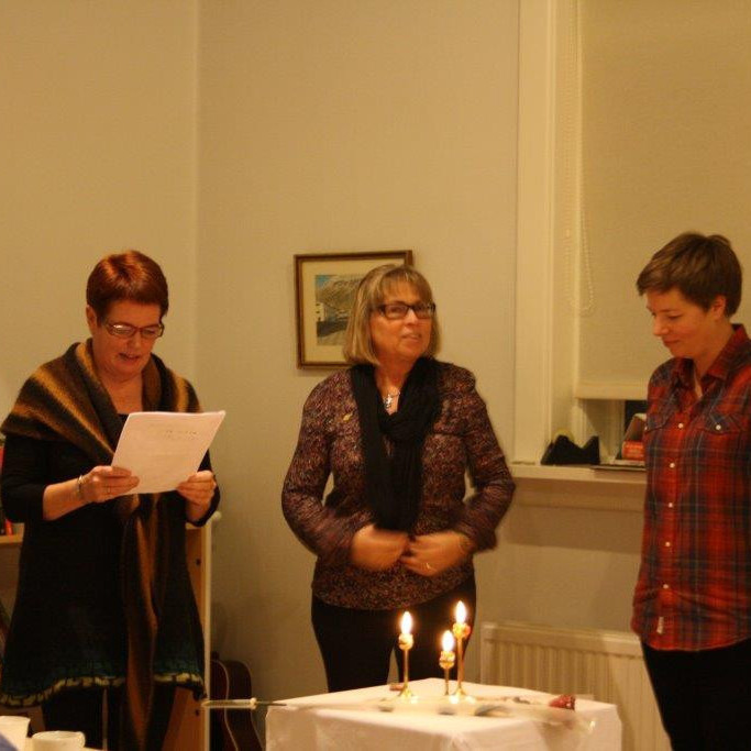 Ný kona gekk til liðs við okkur, hér kynna Jóna og Bryndís henni Dagnýju Arnarsdóttur tilgang félagsskaparins