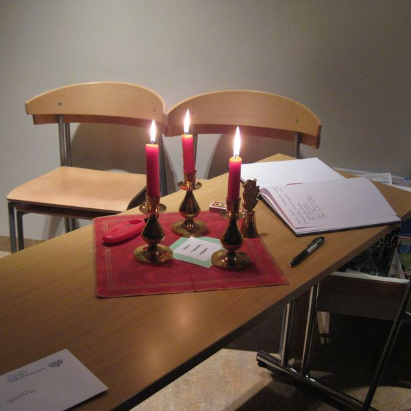 Búið að kveikja á kertunum