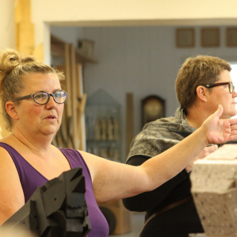 Aðalheiður Eysteinsdóttir í Freyjulundi segir félagskonum í Mý frá list sinni.