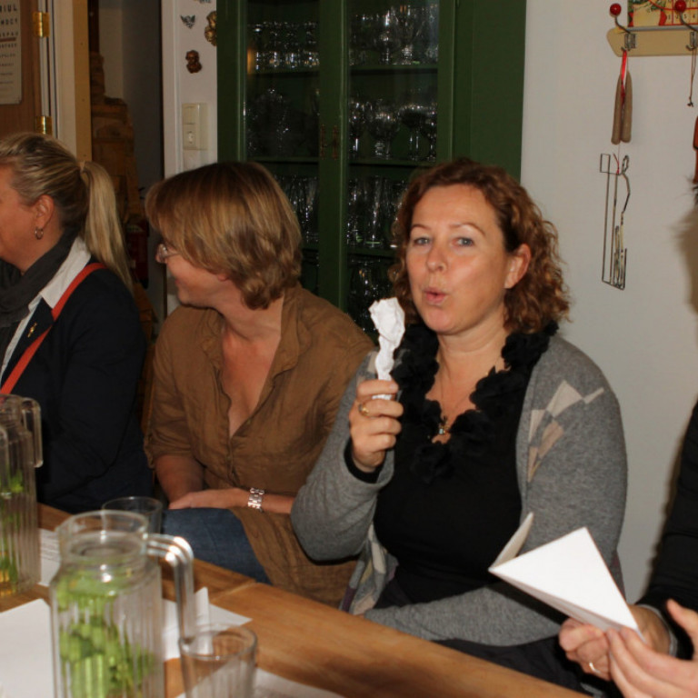 Jenný formaður blæs á biðukolluna sem hún skapaði :)